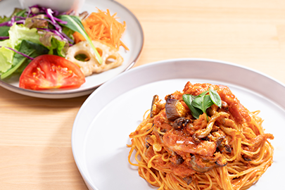 ベーコンとモッツアレラチーズの トマトソースパスタ(サラダ、スープ付き)