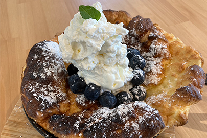 季節のフルーツとドイツ風パンケーキ